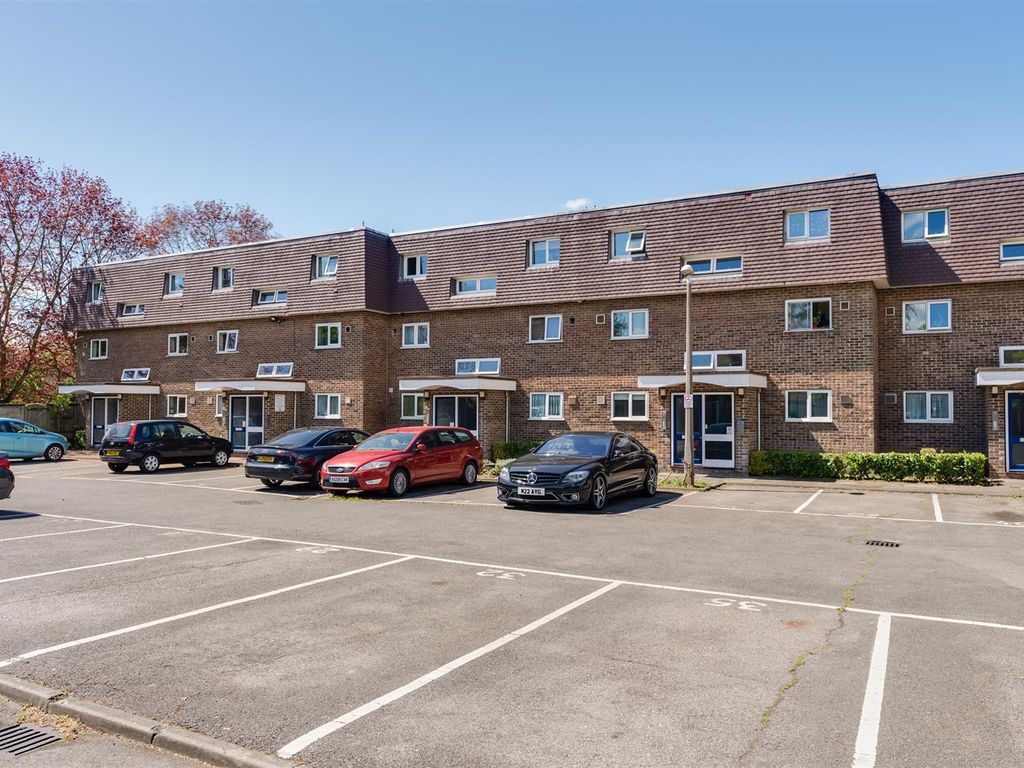 Studio to rent in Bath Road, Longford, West Drayton UB7 Zoopla