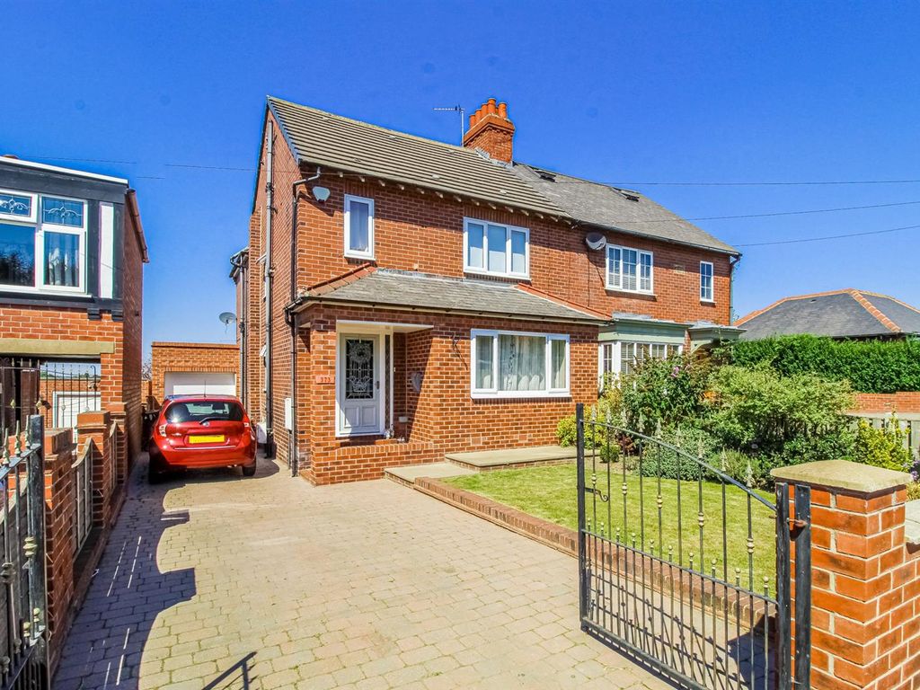 4 bed semidetached house for sale in Pontefract Road, Featherstone