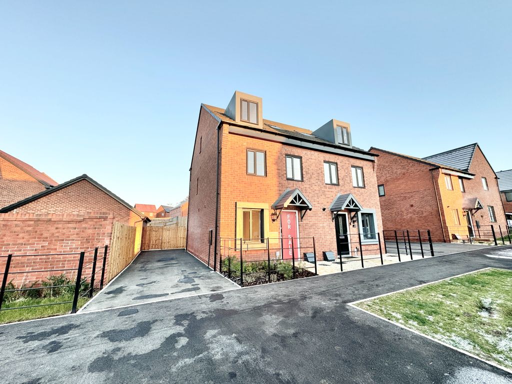 4 bed semidetached house for sale in Brookes Avenue, Newdale, Telford