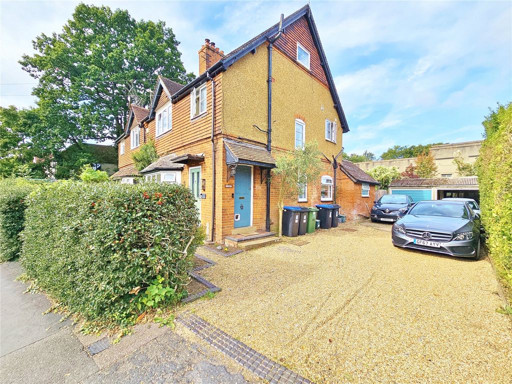 2 bed flat to rent in York Road, Woking, Surrey GU22, £1,650 pcm Zoopla