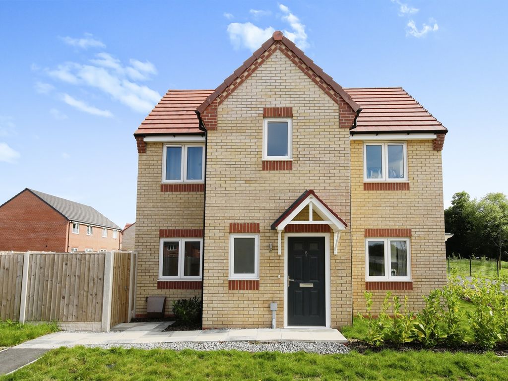 3 bed detached house for sale in Oliver Road, Winsford CW7, £220,000