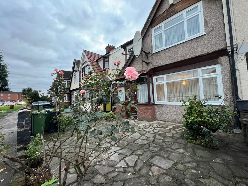 3 bed property to rent in Hall Lane, London E4, £2,200 pcm Zoopla