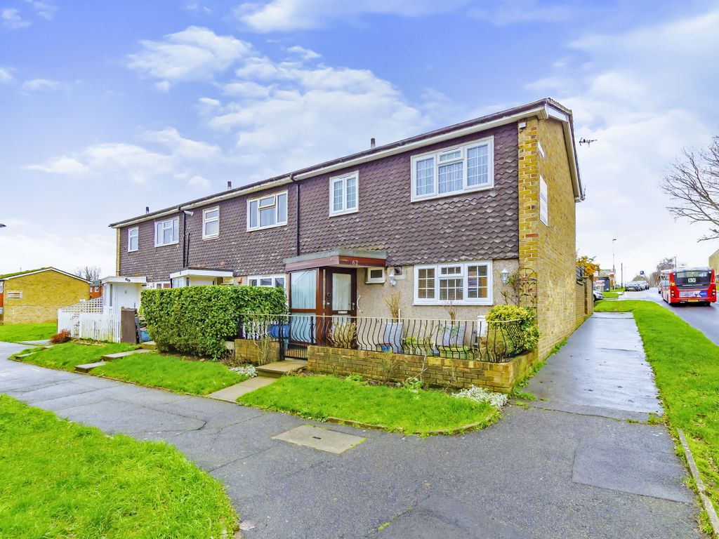 3 bed end terrace house for sale in North Walk, New Addington, Croydon