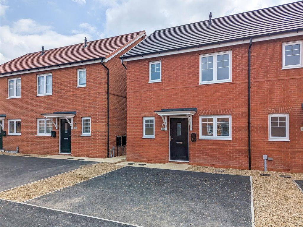 New home, 3 bed semidetached house for sale in Skylark Drive