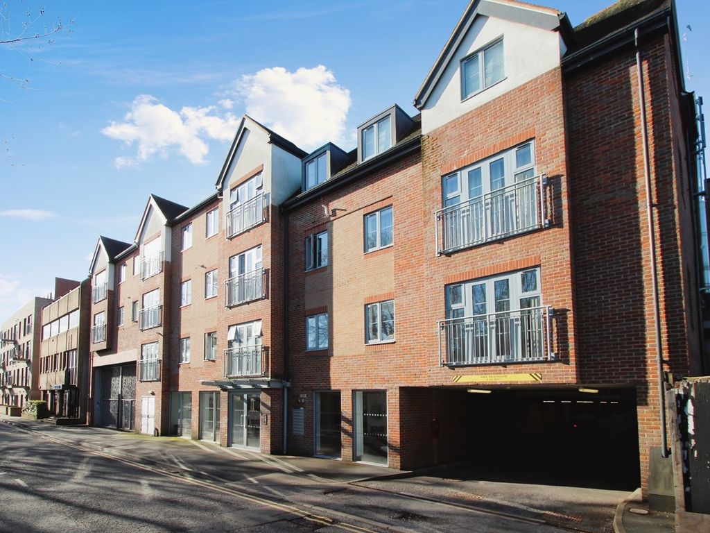 2 bed flat for sale in Oak End Way, Gerrards Cross SL9 Zoopla