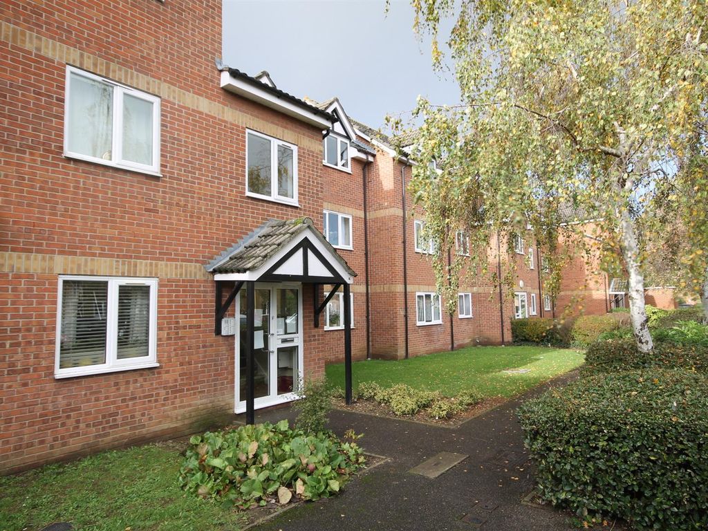 1 bed flat to rent in Foxglove Way, Wallington SM6, £1,250 pcm Zoopla