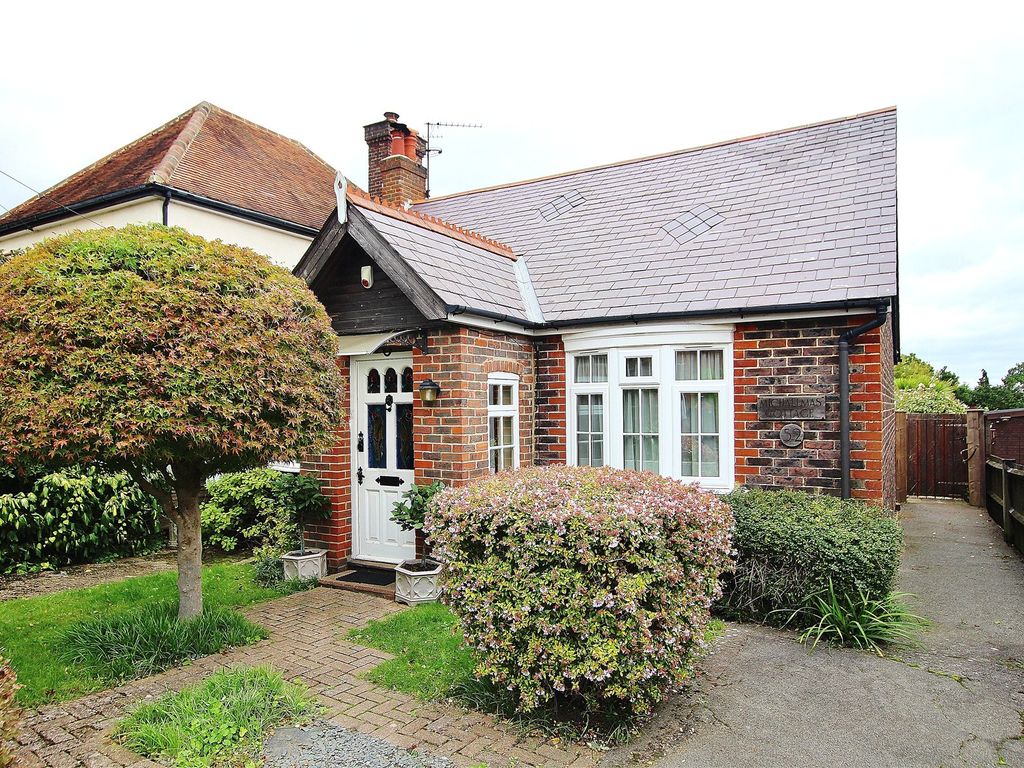 2 bed bungalow for sale in Knaphill, Woking, Victoria Road GU21 Zoopla
