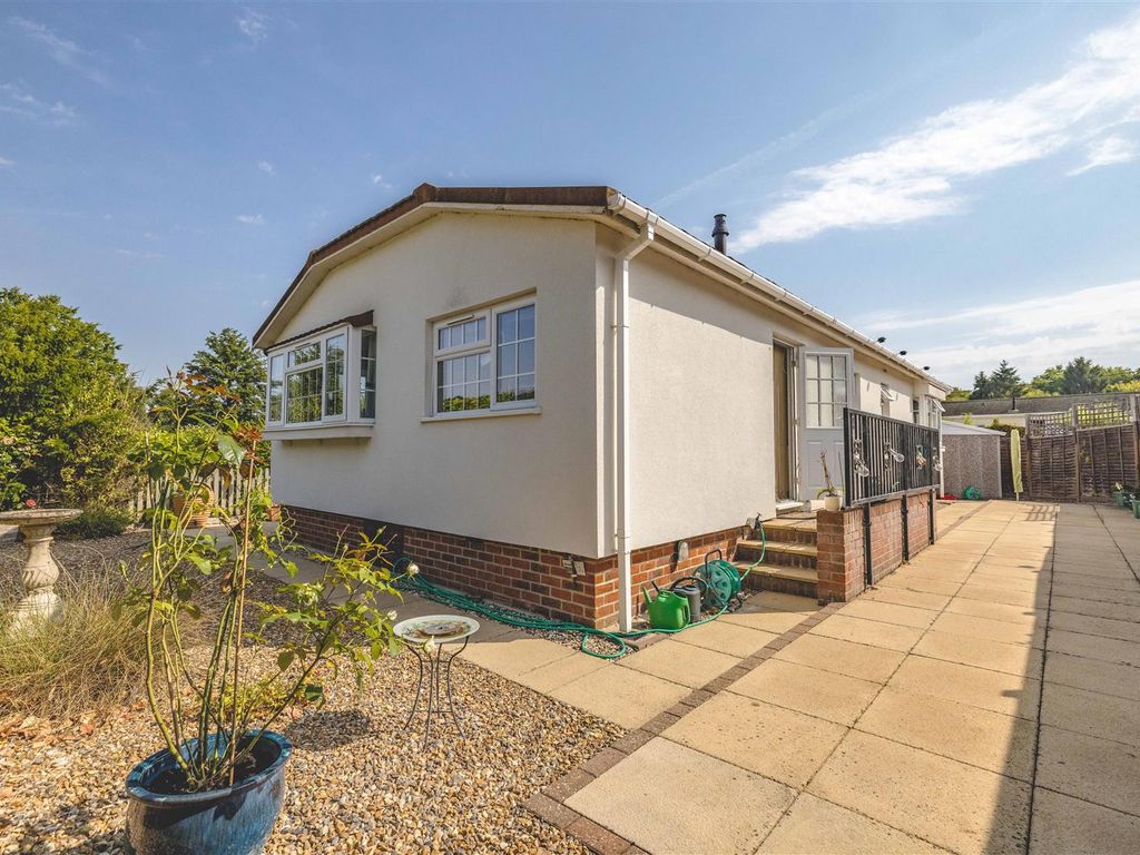 2 bed mobile/park home for sale in The Elms, Warfield Park, Bracknell