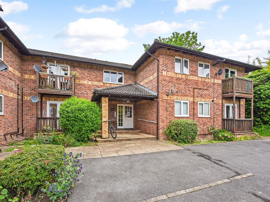 2 bed flat to rent in Charlton Road, Andover SP10, £925 pcm Zoopla