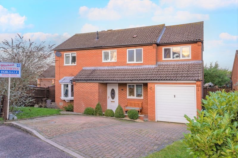 4 bed detached house for sale in Vyne Crescent, Great Holm, Milton