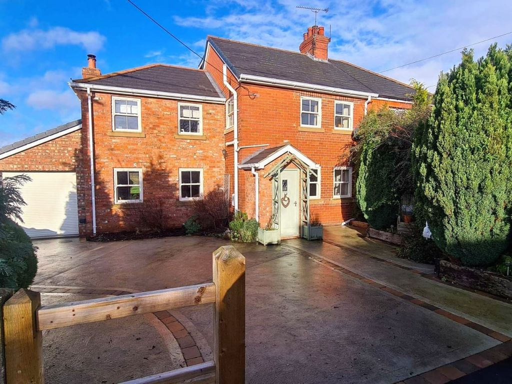 4 bed semidetached house for sale in Chapel Lane, East Butterwick
