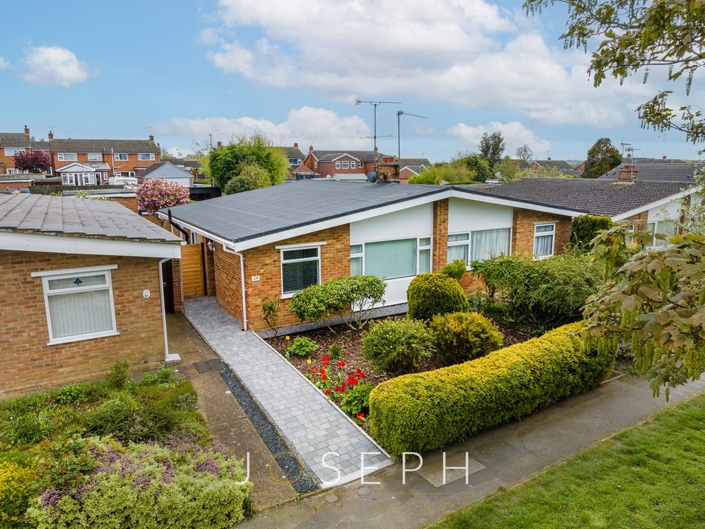 2 bed semidetached bungalow for sale in Lincoln Gardens, Claydon