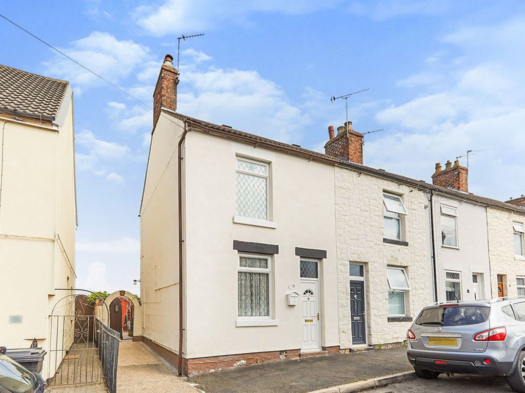 2 bed end terrace house for sale in Oversetts Road, Newhall