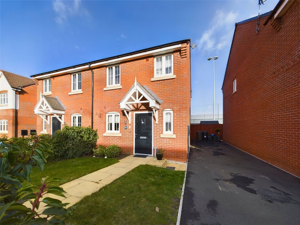 3 bed semidetached house for sale in Estcourt Close, Gloucester