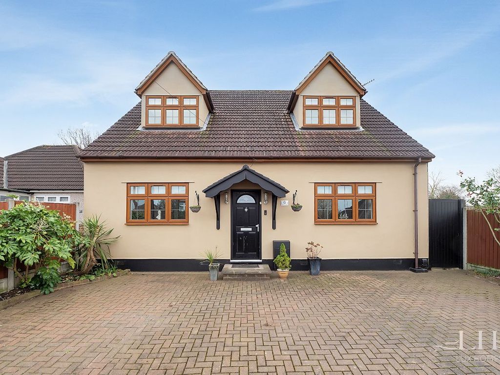 4 bed detached house for sale in Hubbards Chase, Hornchurch RM11, £