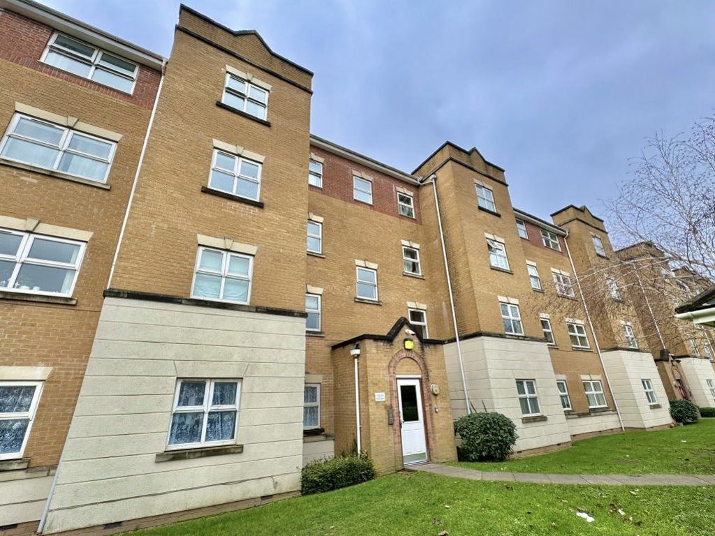 2 bed flat to rent in Pickfords Gardens, Slough SL1, £1,500 pcm Zoopla