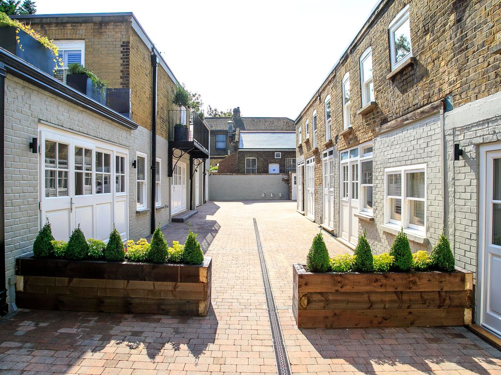 3 bed detached house to rent in Foxton Mews, Richmond TW10, £3,250 pcm Zoopla