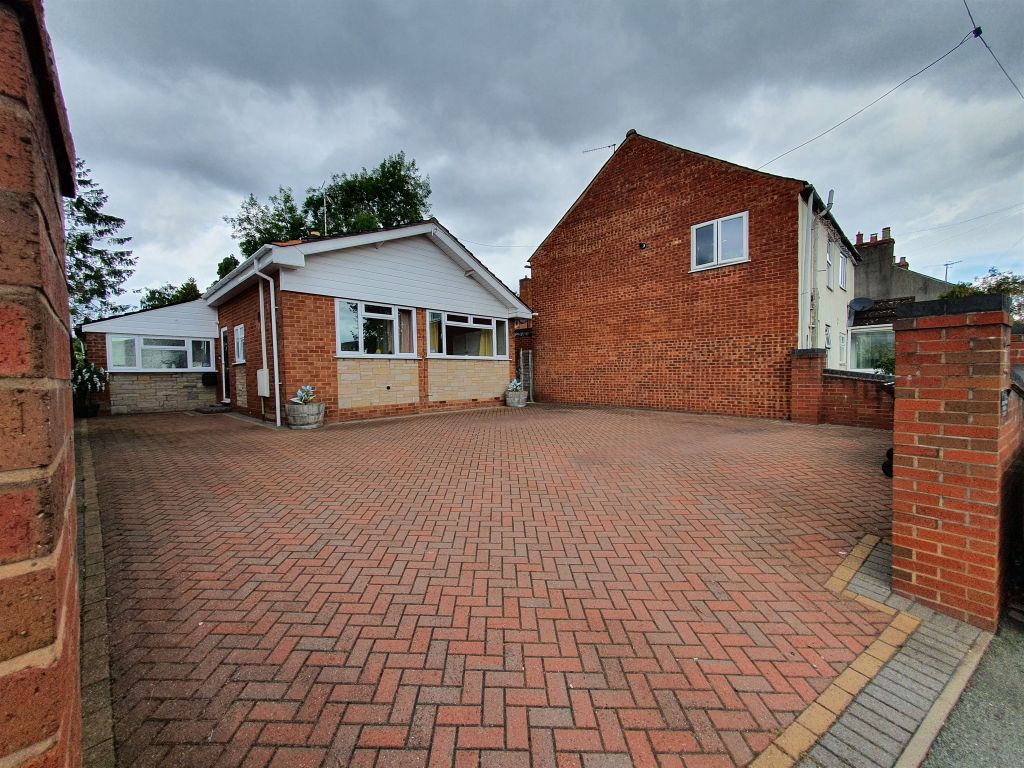 4 bed detached bungalow for sale in Sutton Road, Kidderminster DY11