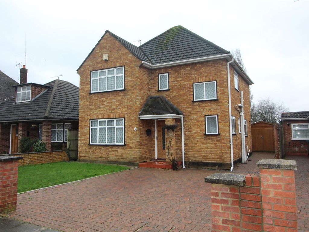 3 bed property to rent in Lord Knyvett Close, Stanwell, Staines TW19