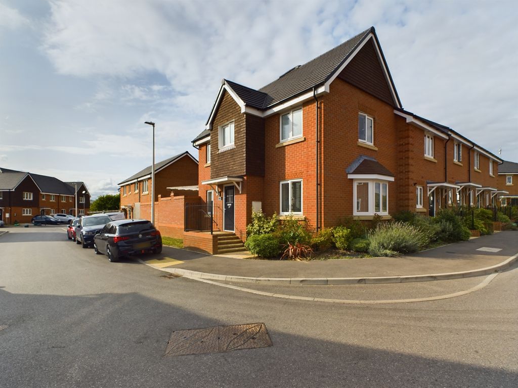 3 bed town house for sale in Honey Bee Street, Calcot, Reading RG31, £