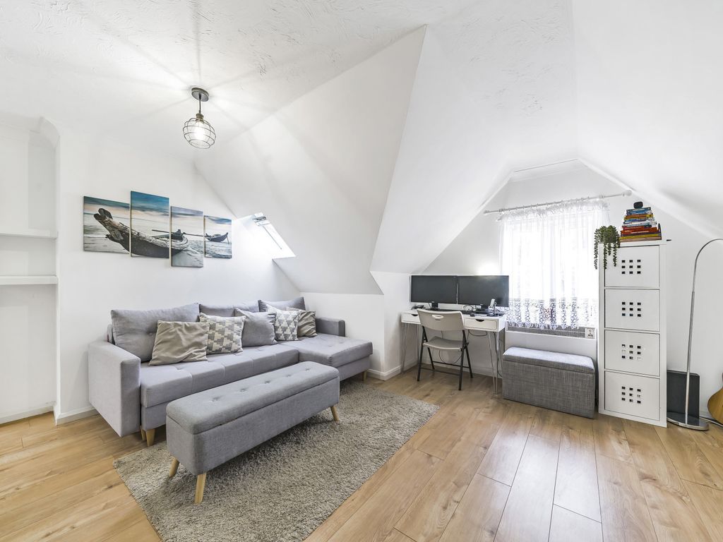 1 bed flat for sale in Graham Avenue, Mitcham CR4, £250,000 Zoopla