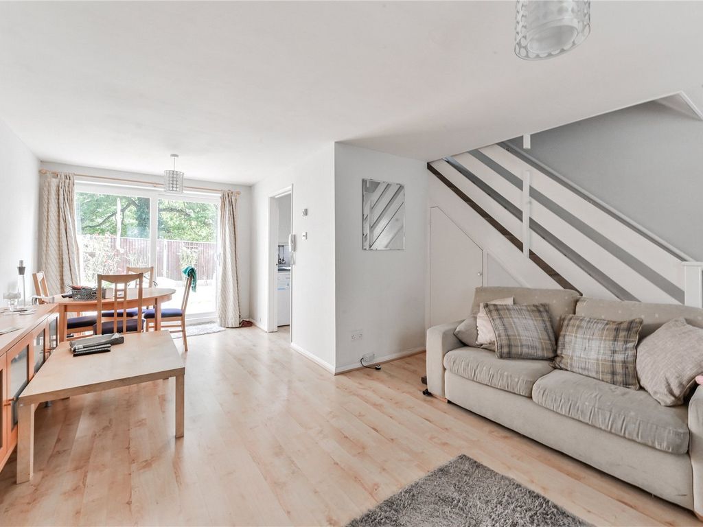 3 bed semidetached house for sale in Marshalls Close, London N11, £