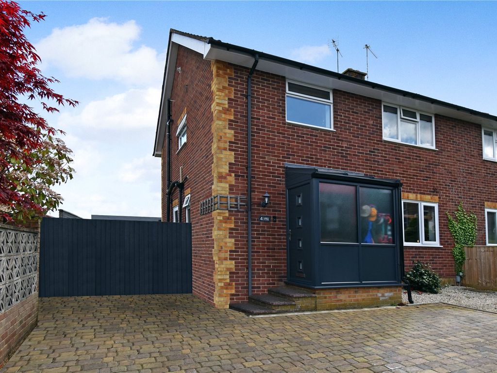 3 bed semidetached house to rent in Abbey Close, Newbury, Berkshire