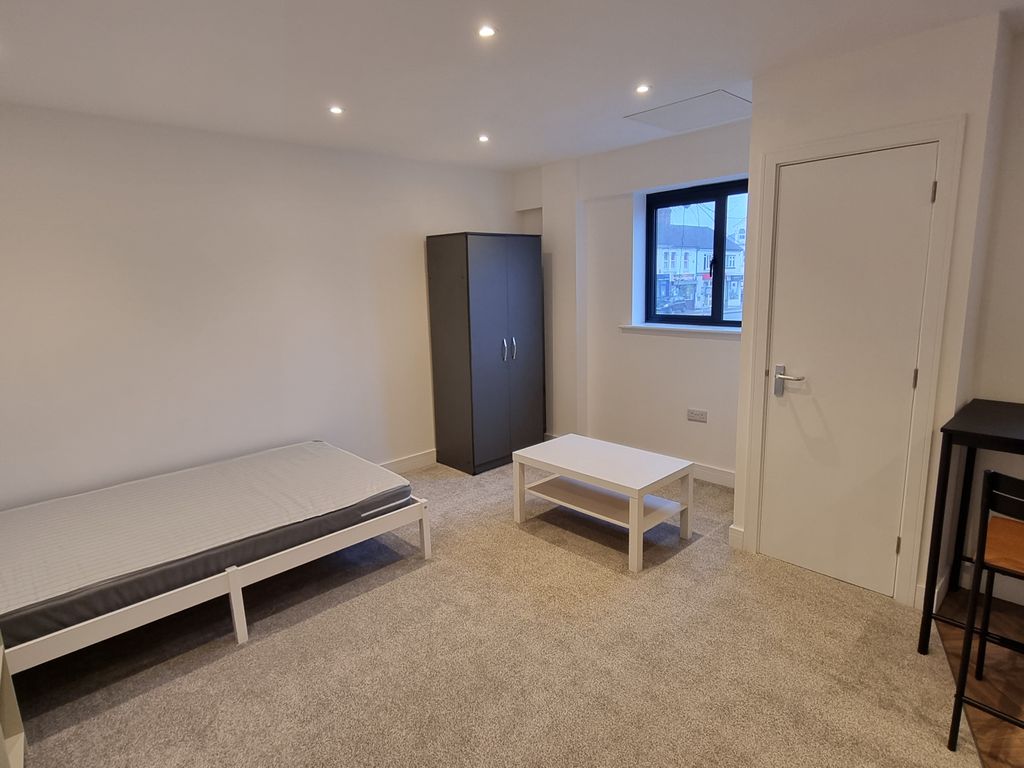 1 bed flat to rent in Commercial Road, Swindon SN1, £750 pcm Zoopla