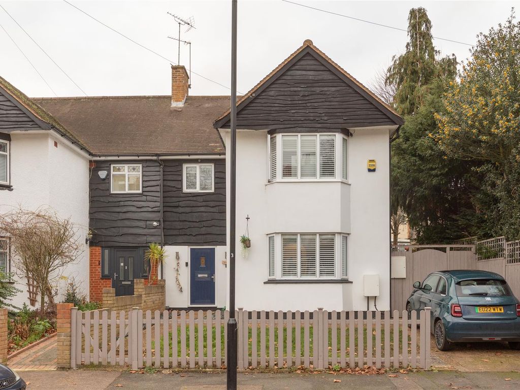 4 bed semidetached house for sale in Gordon Avenue, London E4, £