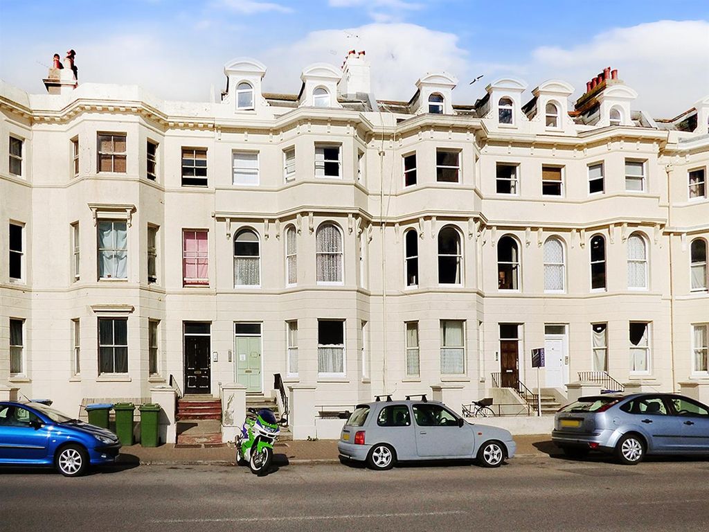 Studio to rent in South Terrace, Littlehampton BN17, £700 pcm Zoopla