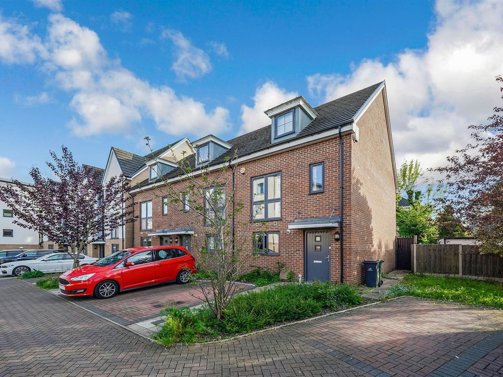 4 bed end terrace house for sale in Shingly Place, North Chingford E4