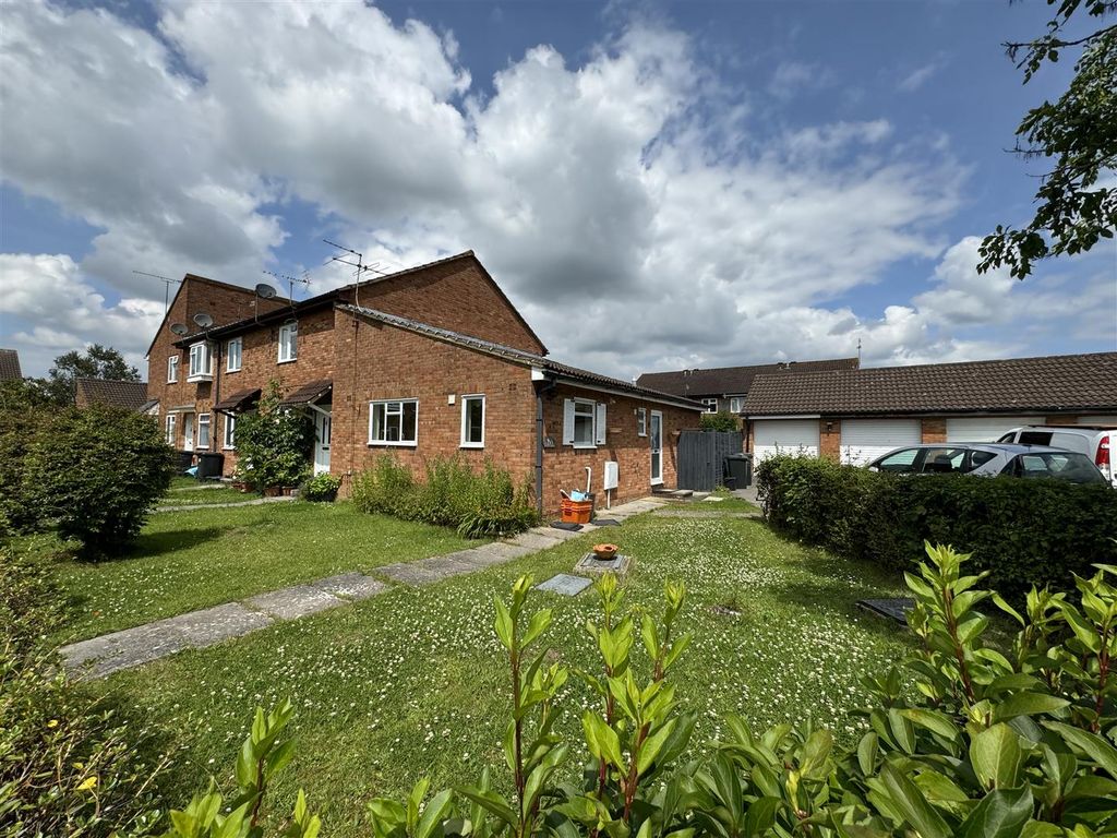 2 bed bungalow for sale in Worsley Road, Freshbrook, Swindon SN5, £