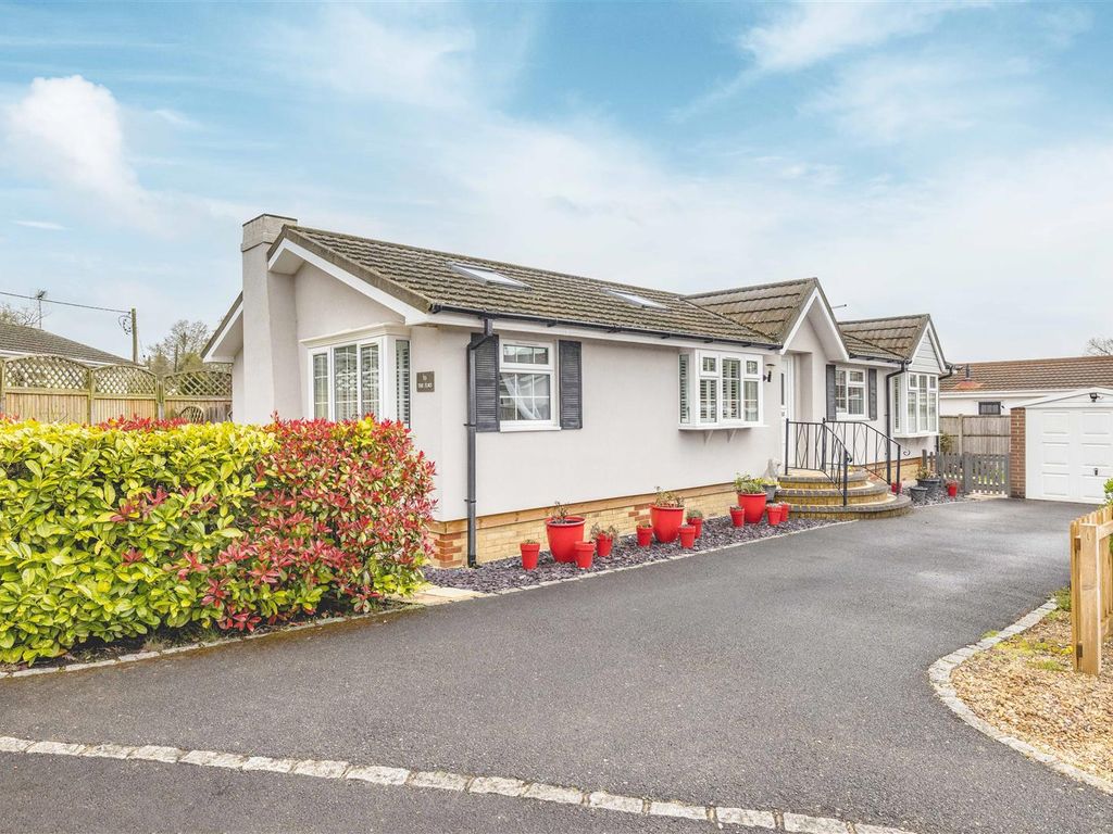 2 bed mobile/park home for sale in The Elms, Warfield Park, Bracknell