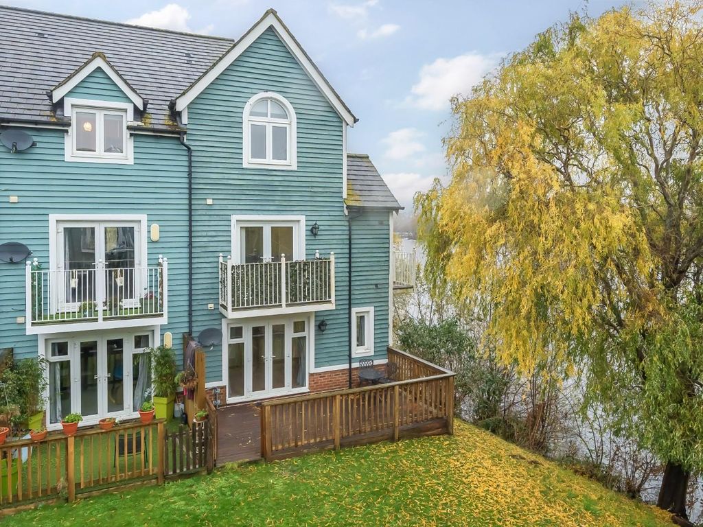 4 bed town house for sale in The Lakes, Larkfield, Aylesford ME20, £