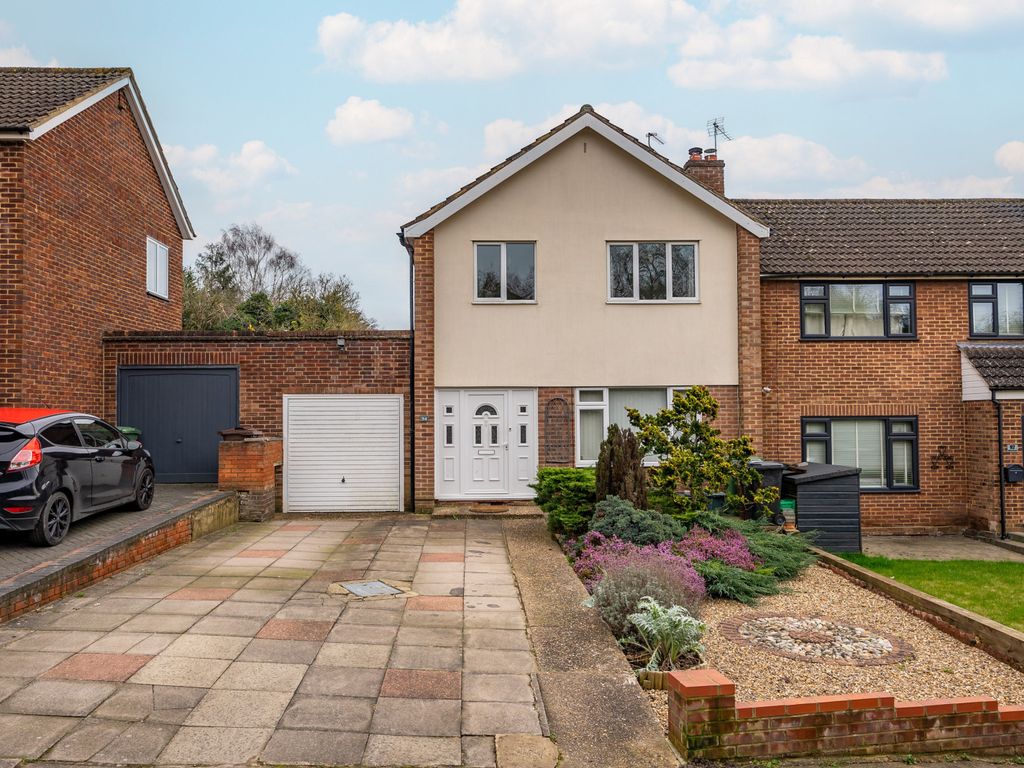 3 bed detached house to rent in Robert Avenue, St Albans, Hertfordshire