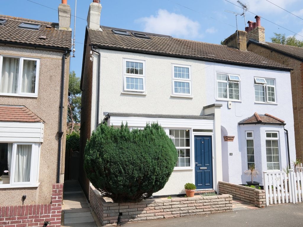 3 bed semidetached house for sale in Cobden Road, Farnborough