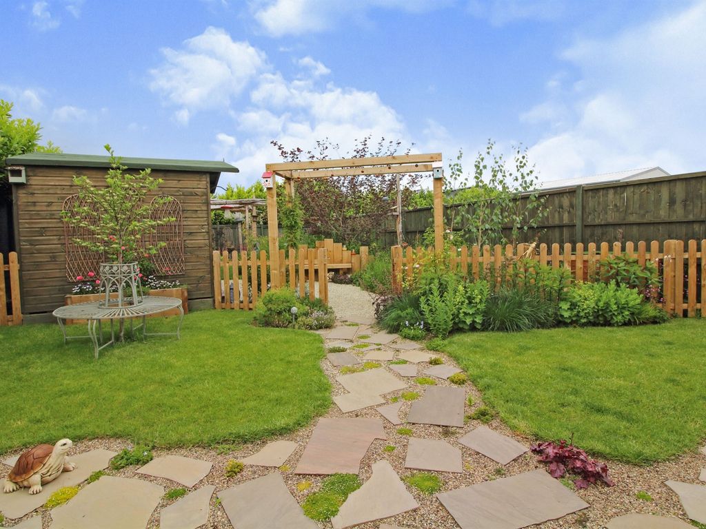 3 bed detached bungalow for sale in Worcester Road, Drakes Broughton