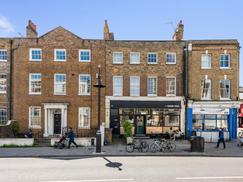 2 bed flat for sale in Stoke Newington Church Street, London N16, £