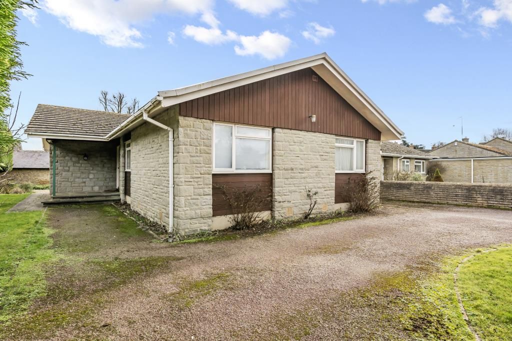 3 bed detached bungalow for sale in Middleton Stoney, Oxfordshire OX25