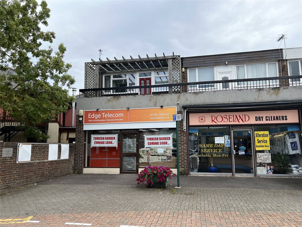 2 bed flat for sale in St Lukes Road, Old Windsor, Windsor SL4, £