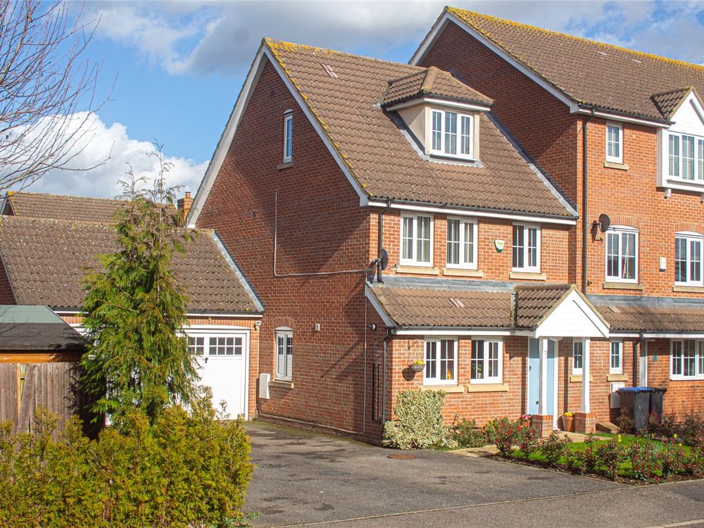 4 bed semidetached house for sale in Daffodil Close, Hatfield