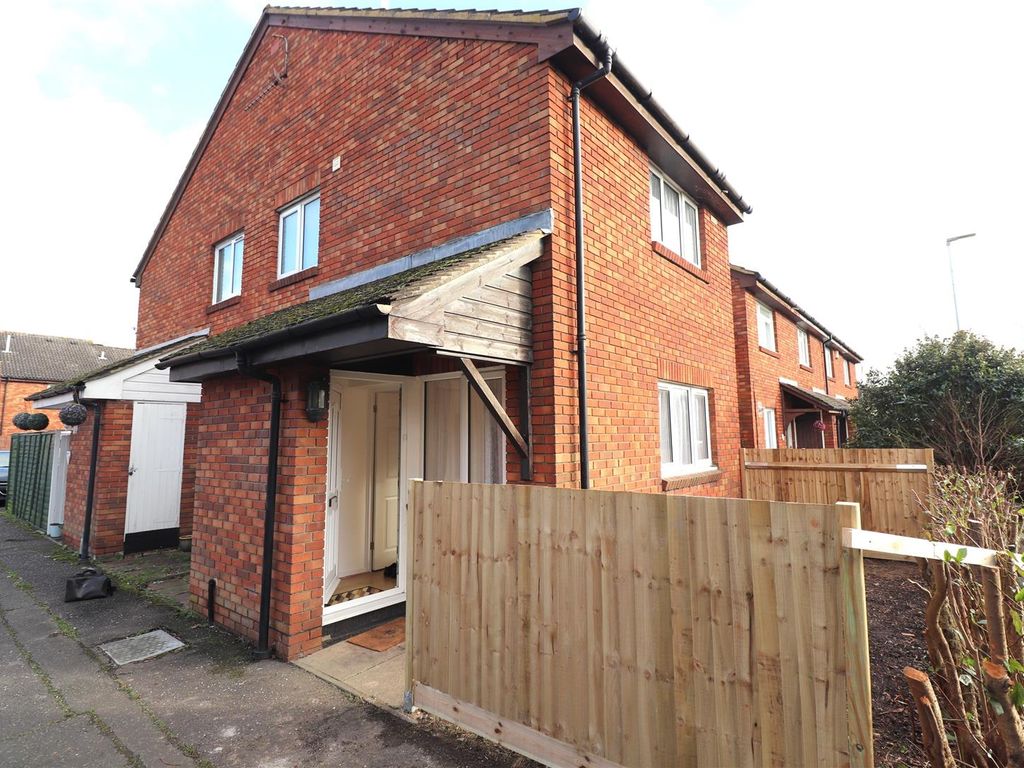 1 bed semidetached house to rent in Hindhead Close, Uxbridge UB8, £