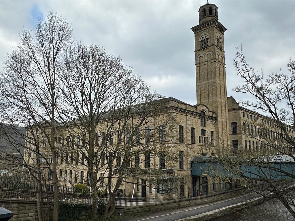 2 bed flat to rent in Riverside Court, Victoria Road, Saltaire, Shipley