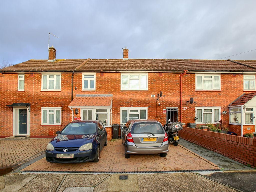 3 Bed Semi Detached House To Rent In Field Close Hounslow Tw4 £3 000