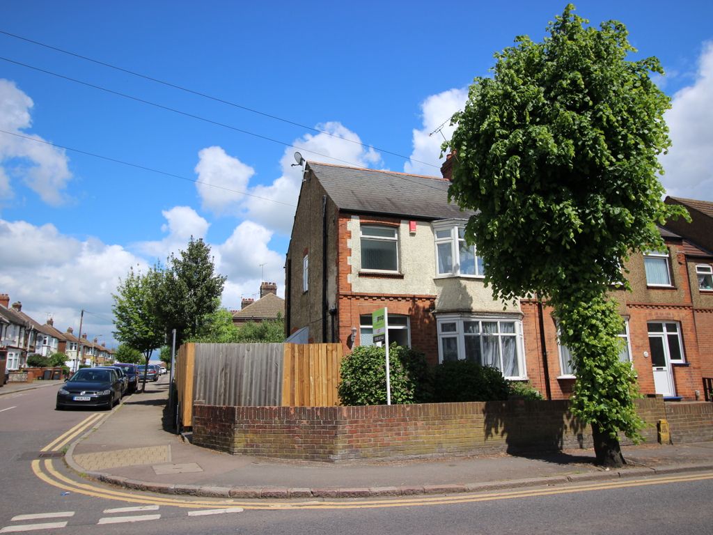 3 bed semidetached house for sale in Stockingstone Road, Luton LU2, £