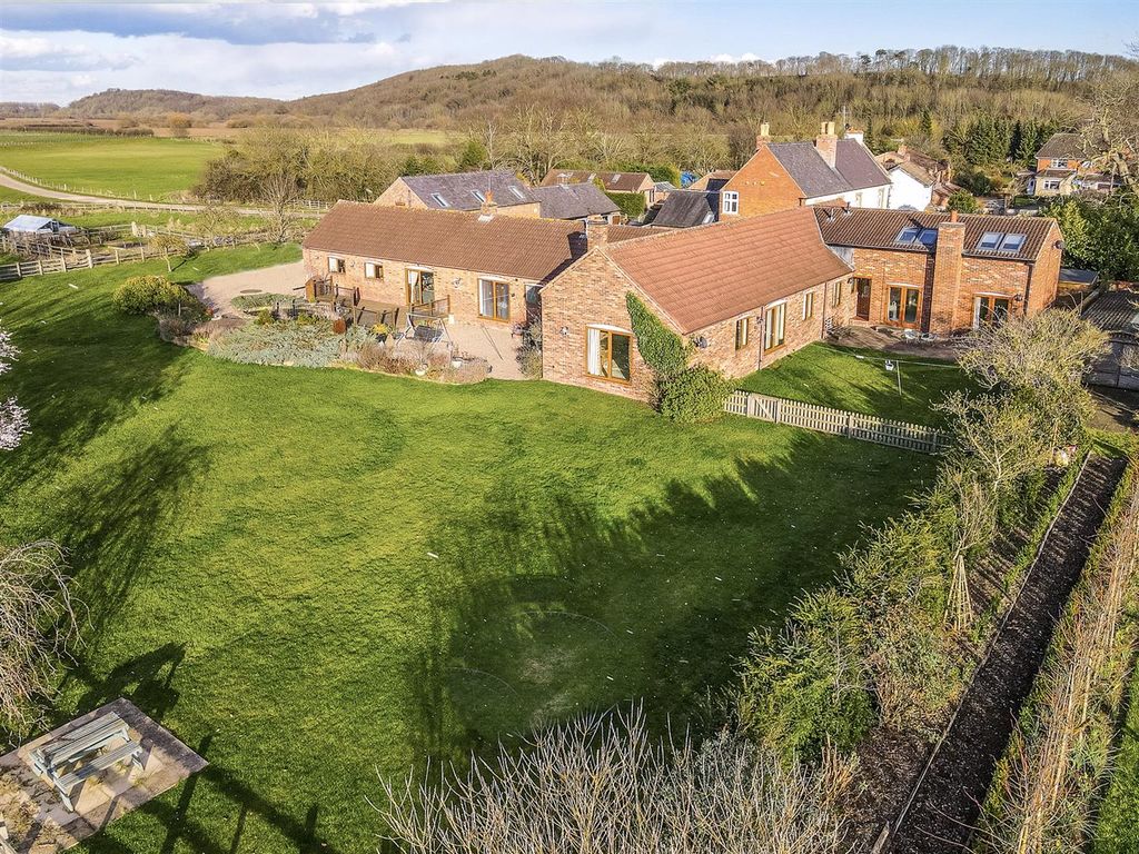 6 bed barn conversion for sale in Chestnut Lane, BartonInFabis