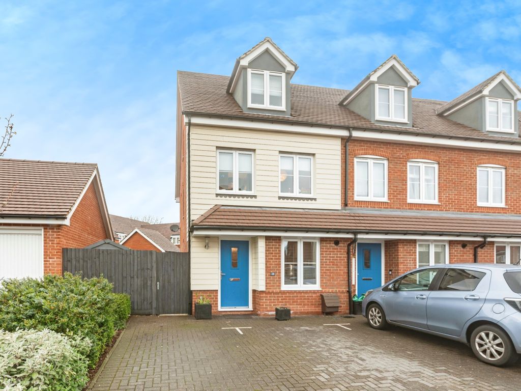3 bed town house for sale in Hawthorn Crescent, Woodley, Reading RG5, £