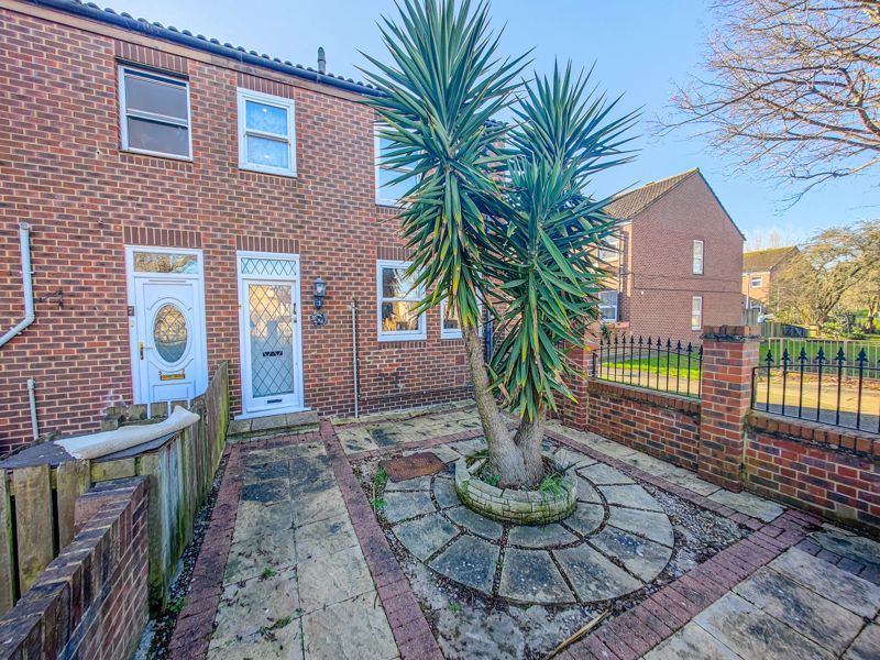 3 bed end terrace house to rent in Fieldfare Road, North Thamesmead