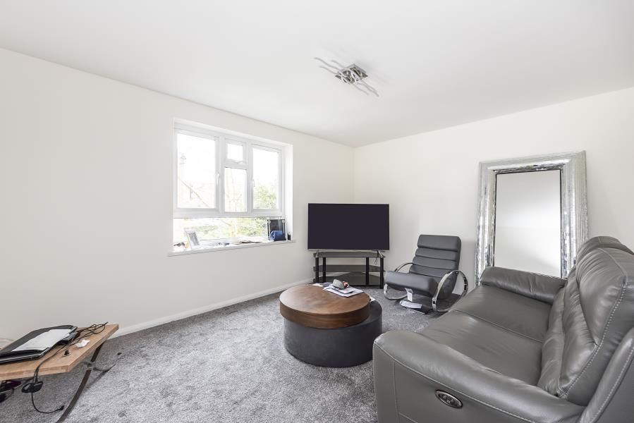 1 bed flat to rent in Buckingham Close, London W5, £1,600 pcm Zoopla