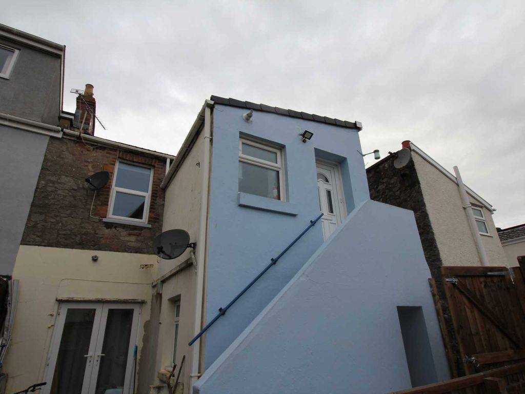 2 bed flat to rent in Street, WestonSuperMare BS23, £875 pcm